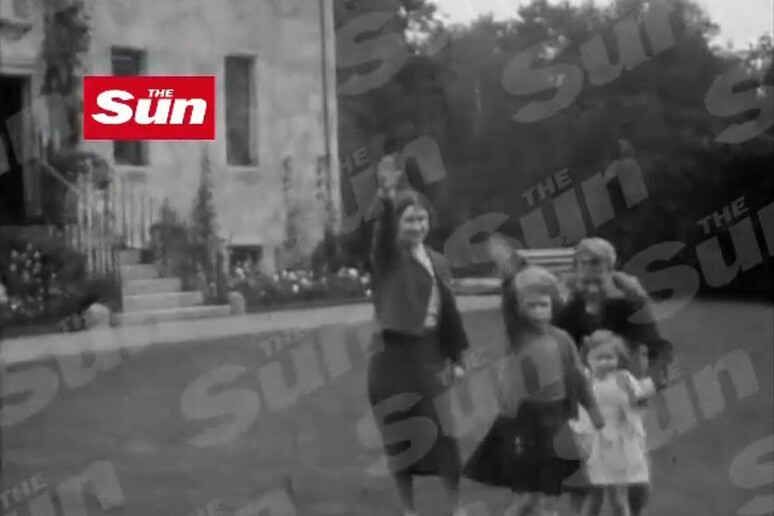 The Sun,la regina Elisabetta bambina faceva saluto nazista - RIPRODUZIONE RISERVATA