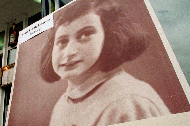 Una foto d 'archivio che mostra la riproduzione di una foto di Anna FranK davanti al Centro Studi a lei dedicato a Berlino © ANSA/EPA