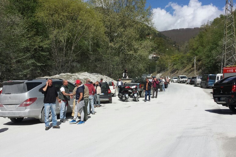 Frana costone cava Apuane, cavatori sotto le rocce - RIPRODUZIONE RISERVATA