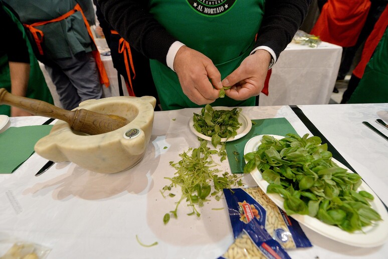 Campionati del Mondo di Pesto al Mortaio a Genova - RIPRODUZIONE RISERVATA