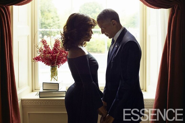 Michelle e Barack Obama nella foto tratta dal profilo twitter del giornale Essence - RIPRODUZIONE RISERVATA