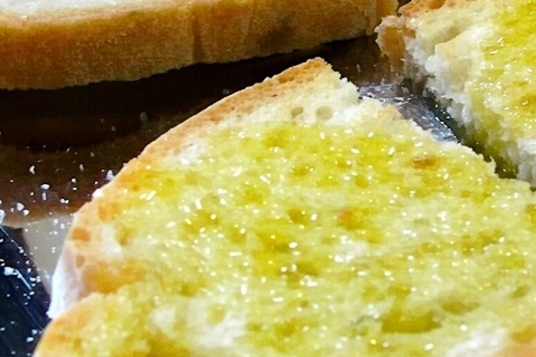 Pane e olio - RIPRODUZIONE RISERVATA