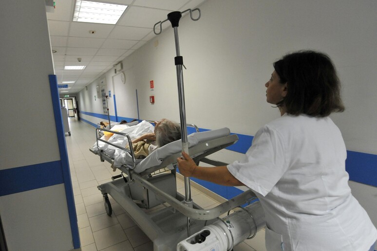 Infermiere (foto archivio) - RIPRODUZIONE RISERVATA