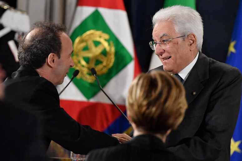 Il presidente della Repubblica, Sergio Mattarella, con Roberto Benigni in una foto di archivio - RIPRODUZIONE RISERVATA