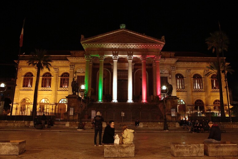 Capitale cultura: illuminato teatro Massimo a Palermo - RIPRODUZIONE RISERVATA