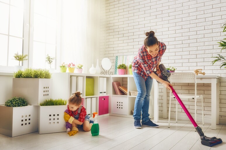 Pulizie di casa al femminile foto Choreograph iStock. - RIPRODUZIONE RISERVATA