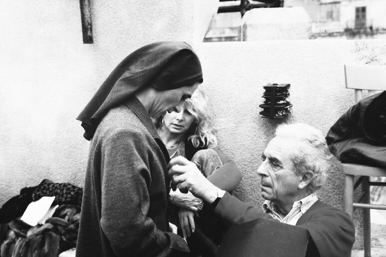 Il regista Michelangelo Antonioni sul set di un film © ANSA/ANSA/OLDPIX