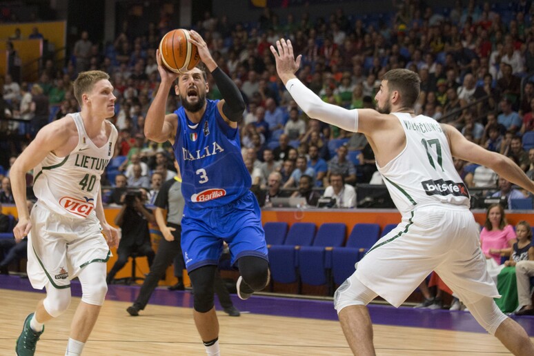 Marco Belinelli,Marius Grigonis,Jonas Valanciunas © ANSA/AP