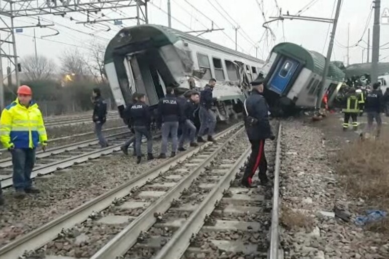 Treno deragliato, le prime immagini - RIPRODUZIONE RISERVATA