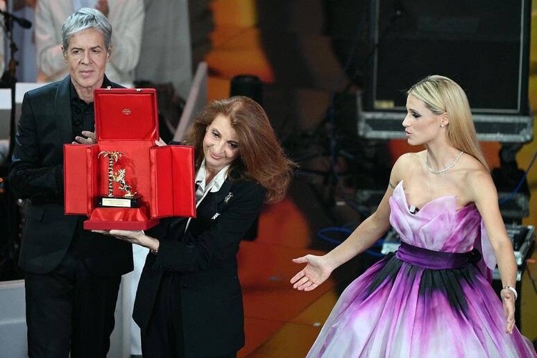 Al Festival di Sanremo 2018, con la direzione artistica di Claudio Baglioni, Premio alla carriera a Milva ritirato sul palco dell 'Ariston dalla figlia - RIPRODUZIONE RISERVATA