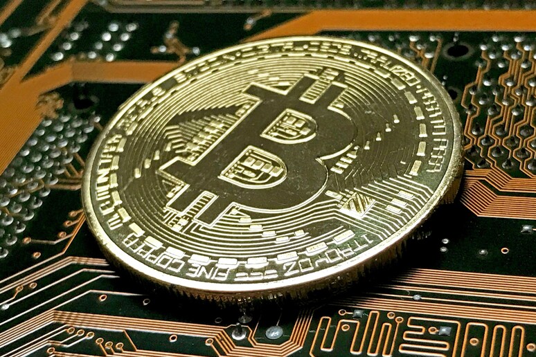 Smartphone usati per creare criptomonete © ANSA/EPA
