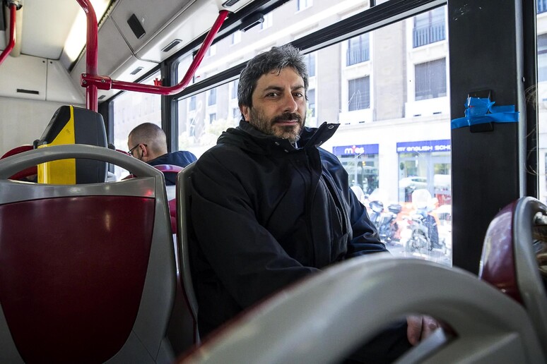 Roberto Fico in autobus a Roma ANSA/ANGELO CARCONI - RIPRODUZIONE RISERVATA