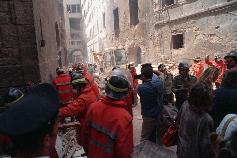 Un 'immagine d 'archivio mostra i vigili del fuoco in via dei Georgofili - RIPRODUZIONE RISERVATA