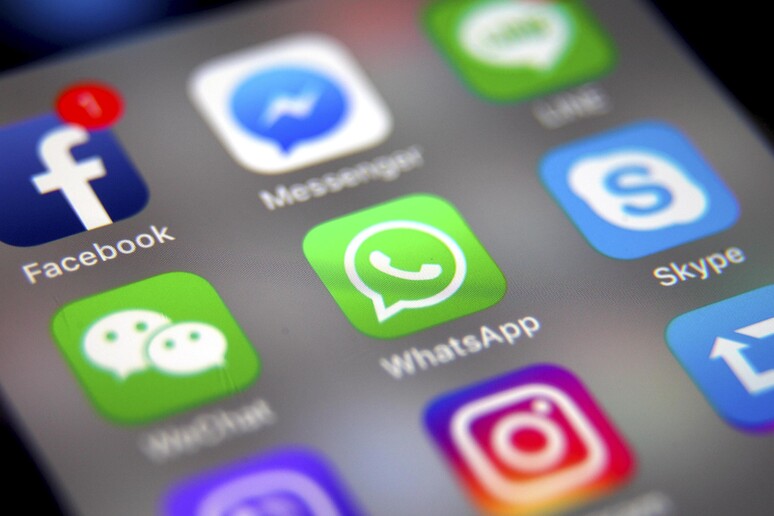 App su smartphone © ANSA/EPA