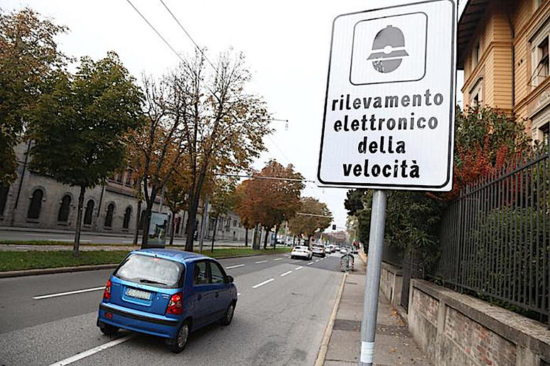 Autovelox mobili, sanzione ok anche solo con cartello fisso - RIPRODUZIONE RISERVATA