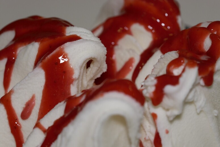 gelato fragole - RIPRODUZIONE RISERVATA