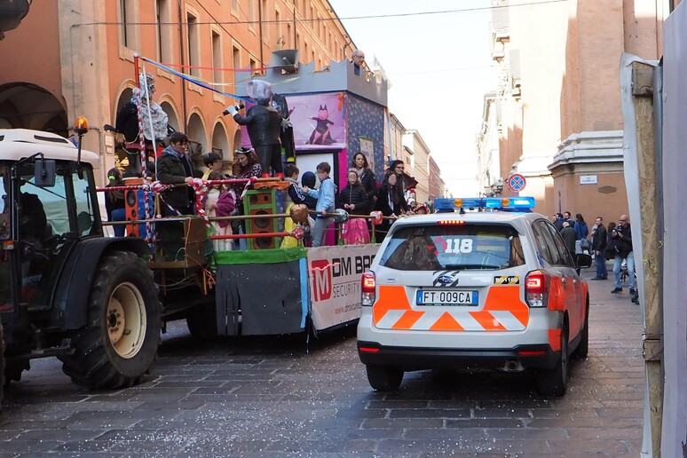 Il carro del Carnevale dell 'incidente in cui è morto il piccolo Gianlorenzo - RIPRODUZIONE RISERVATA