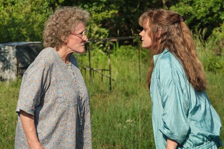 Glenn Close e Amy Adams in una scena della versione cinematografica del romanzo di Vance. - RIPRODUZIONE RISERVATA