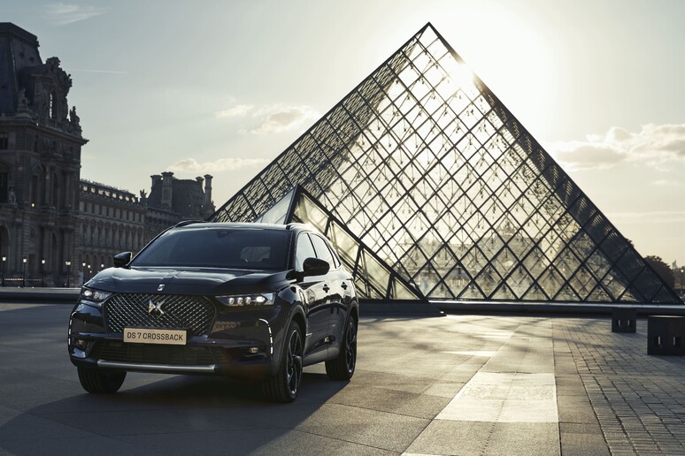 DS 7 Crossback, edizione limitata Louvre: arte in viaggio - RIPRODUZIONE RISERVATA