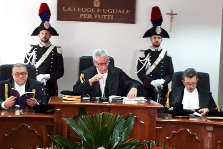 - RIPRODUZIONE RISERVATA
