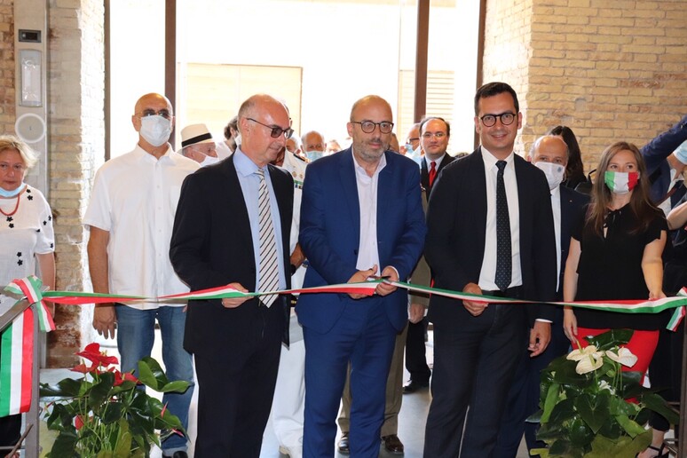 - RIPRODUZIONE RISERVATA