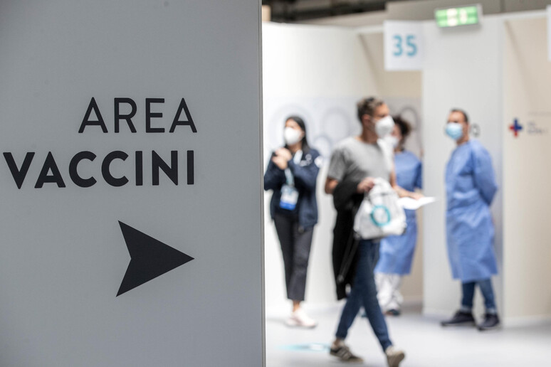 Un hub vaccinale - RIPRODUZIONE RISERVATA