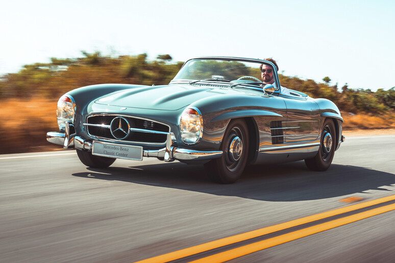 Mercedes SL, la serie leggendaria celebrata a Pebble Beach - RIPRODUZIONE RISERVATA