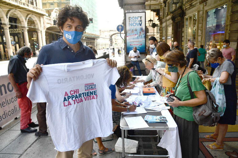 Marco Cappato durante la raccolta firme - RIPRODUZIONE RISERVATA