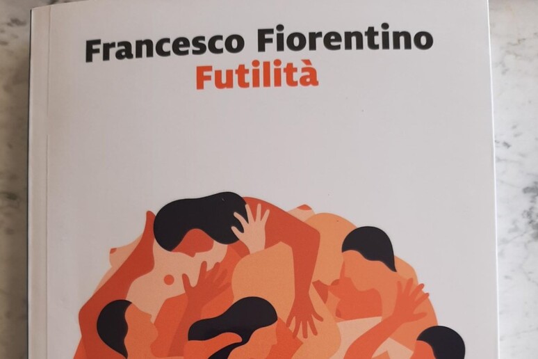 La copertina di Futilità - RIPRODUZIONE RISERVATA