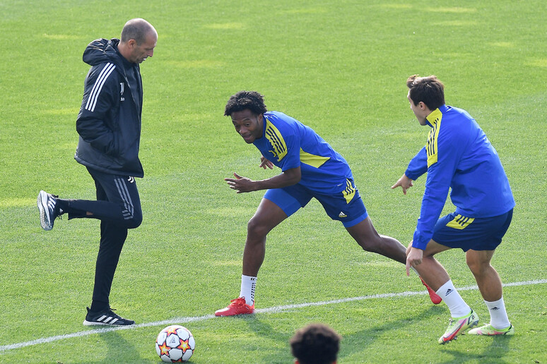 Juventus coach Massimiliano Allegri, Juan Cuadrado e Federico Chiesa during a training session at  the Continassa sport Center on the eve of the Uefa Champions league - RIPRODUZIONE RISERVATA