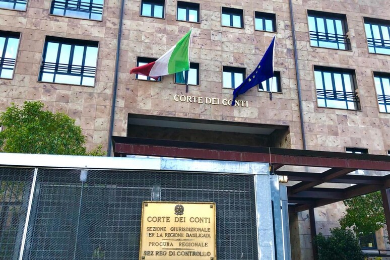 - RIPRODUZIONE RISERVATA