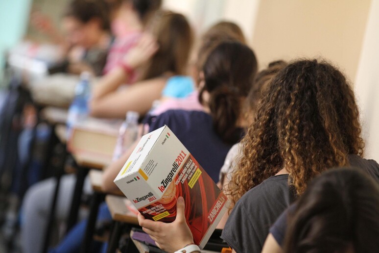 Studenti durante un esame di maturità - RIPRODUZIONE RISERVATA