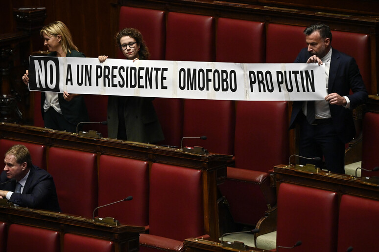 Camera: in Aula striscione anti Fontana - RIPRODUZIONE RISERVATA