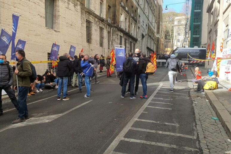 - RIPRODUZIONE RISERVATA