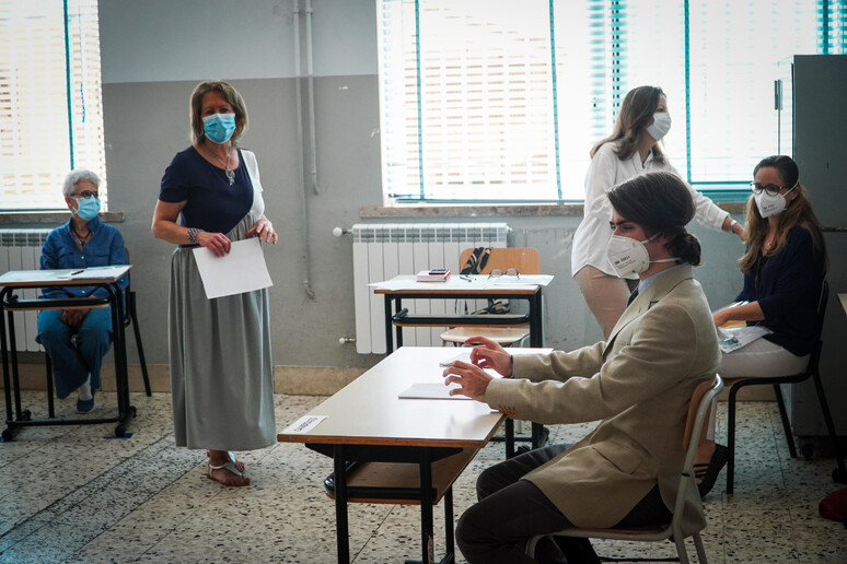 Studenti e professori in un liceo di Napoli in una foto di archivio - RIPRODUZIONE RISERVATA