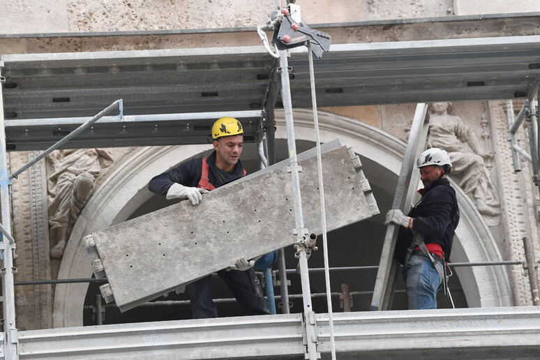 - RIPRODUZIONE RISERVATA