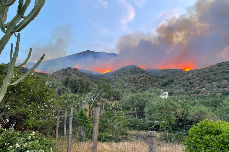 Un 'immagine dell 'incendio a Stromboli risalente al maggio del 2022 (foto d 'archivio) - RIPRODUZIONE RISERVATA