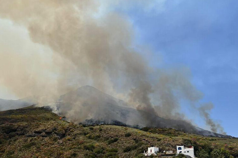 INCENDIO A STROMBOLI, NIENTE NULLA OSTA VIGILI PER LA FICTION - RIPRODUZIONE RISERVATA