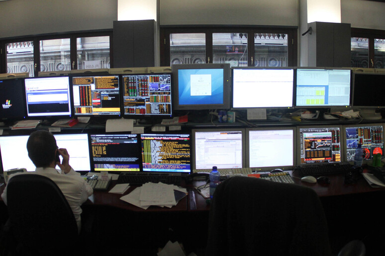 Un operatore di Borsa - RIPRODUZIONE RISERVATA