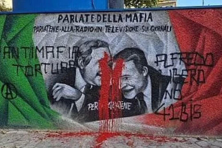 Il murale dedicato a Borsellino e Falcone imbrattato a Roma - RIPRODUZIONE RISERVATA