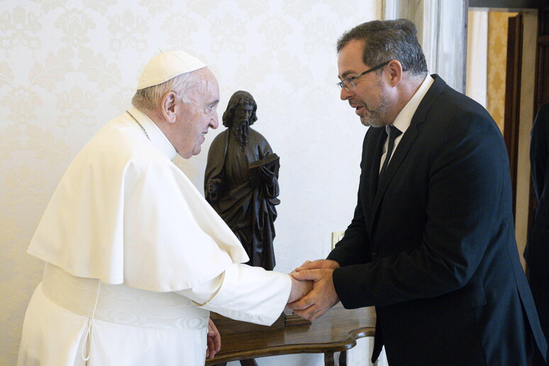 Papa Francesco con l 'ambasciatore ucraino Andrii Yurash © ANSA/EPA