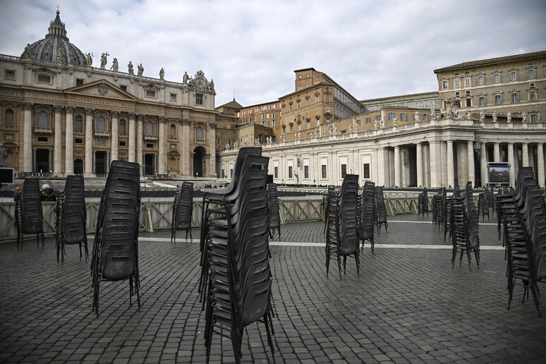 I preparativi del funerale di Benedetto XVI - RIPRODUZIONE RISERVATA