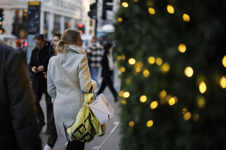 Una donna in strada © ANSA/EPA