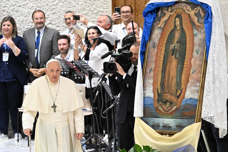Il Papa in Aula Paolo VI per l 'incontro con Charis - RIPRODUZIONE RISERVATA