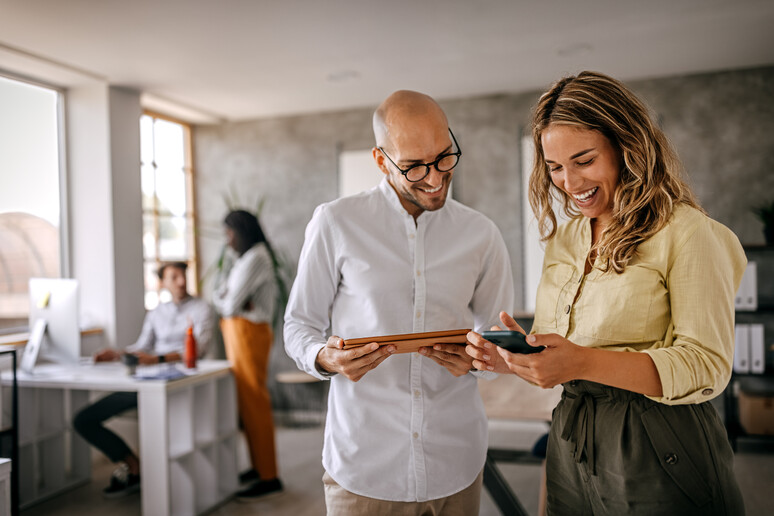 Colleghi di lavoro sorridenti, foto iStock. - RIPRODUZIONE RISERVATA