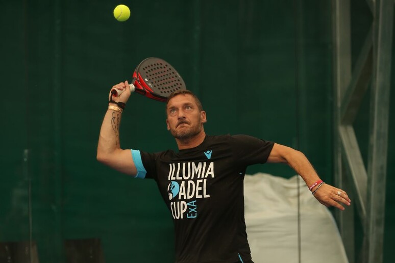 Francesco Totti gioca a padel - RIPRODUZIONE RISERVATA