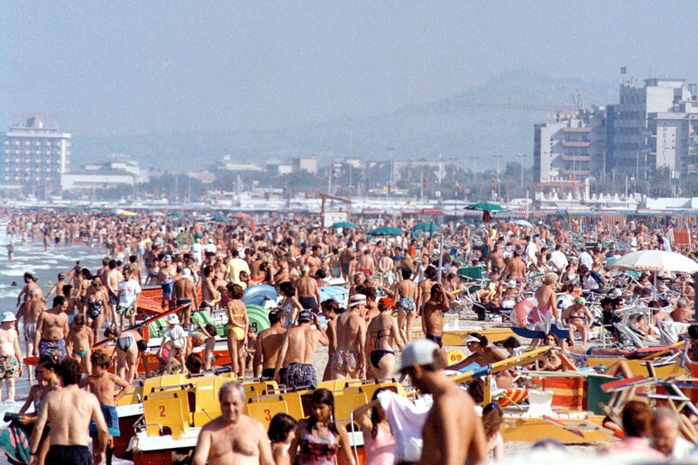 Una veduta di una spiaggia affollata - RIPRODUZIONE RISERVATA