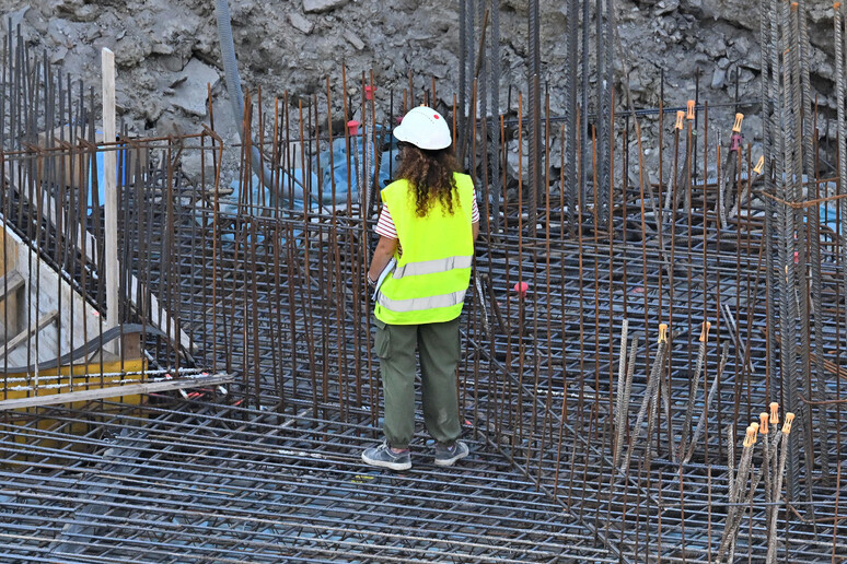 Lavoro nei cantieri. Foto d 'archivio - RIPRODUZIONE RISERVATA