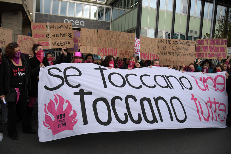 'Basta violenza sulle donne ', lo striscione  'Se toccano una, toccano tutte ' - RIPRODUZIONE RISERVATA