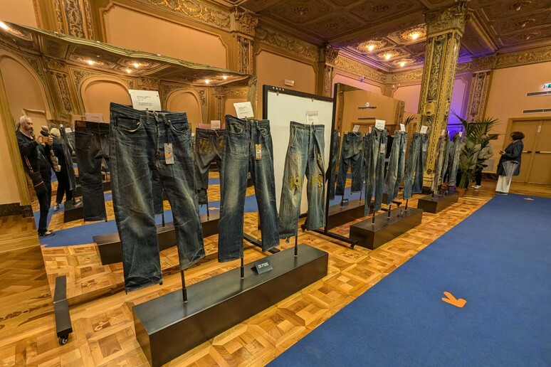 Jeans - RIPRODUZIONE RISERVATA